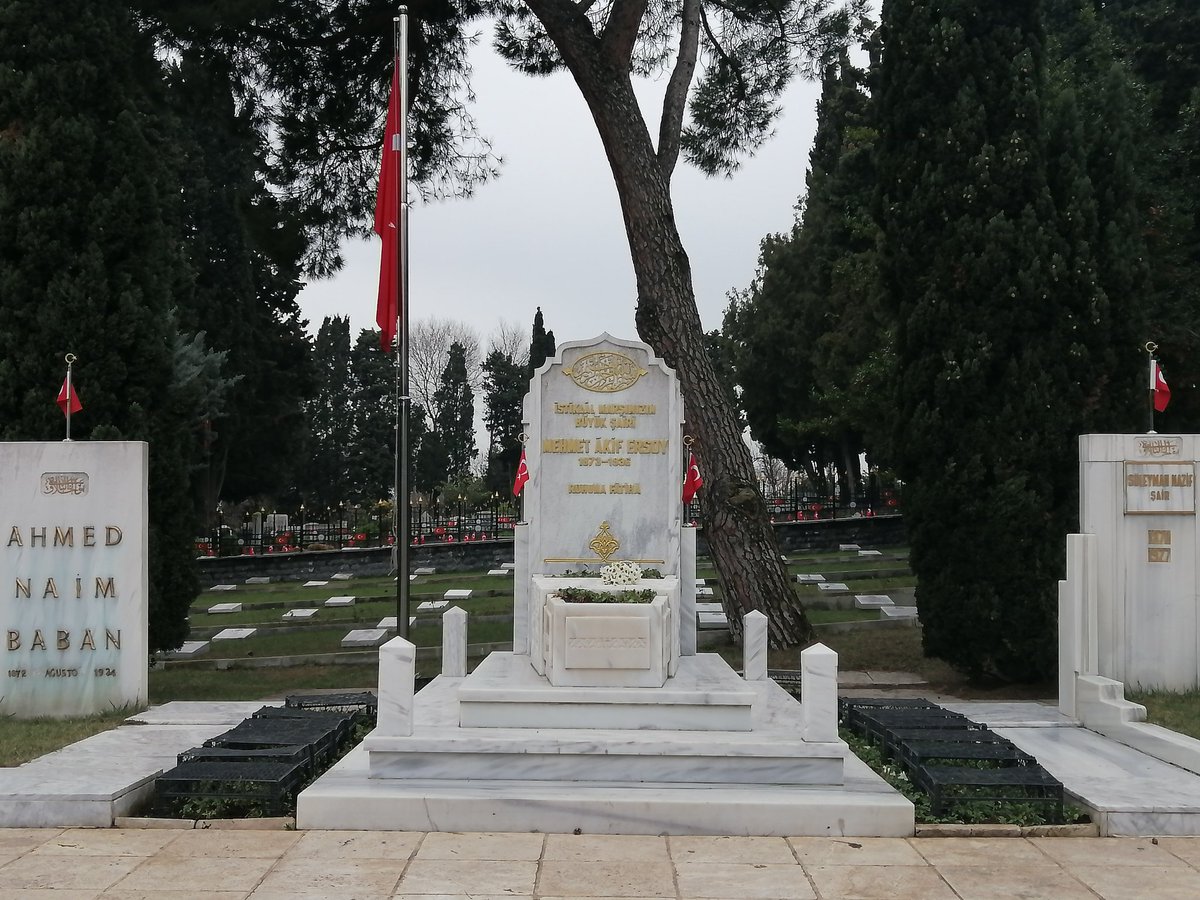 msefac's tweet image. İstanbul'dan sabah kalkacak uçağım akşama tehir edilince (rötar da neymiş!) içime merhum Âkif'in kabrini ziyaret düşdü.

Cânım İstanbul'un hafif yağmuruna Edirnekapı Mezarlığı'nın kendine mahsus hoş havası da eklenince güzel bir ziyaret oldu hamdolsun. Merhum Âkif, bir yanına…