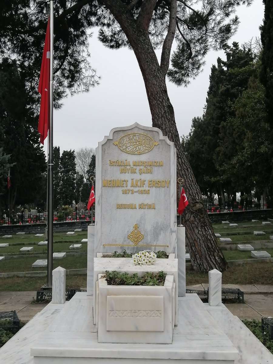 msefac's tweet image. İstanbul'dan sabah kalkacak uçağım akşama tehir edilince (rötar da neymiş!) içime merhum Âkif'in kabrini ziyaret düşdü.

Cânım İstanbul'un hafif yağmuruna Edirnekapı Mezarlığı'nın kendine mahsus hoş havası da eklenince güzel bir ziyaret oldu hamdolsun. Merhum Âkif, bir yanına…