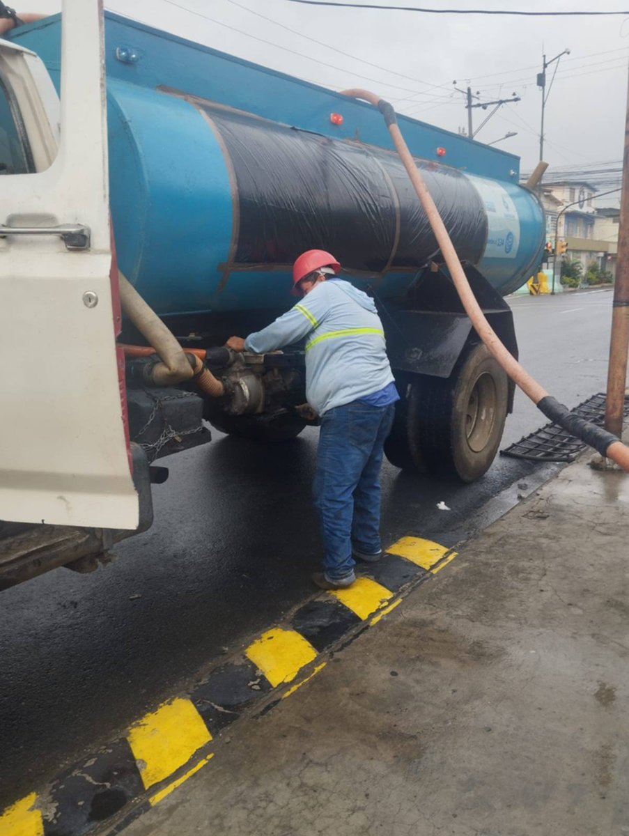 interagua's tweet photo. 📢 Avances | #InteraguaInforma #TrabajoProgramado
Nuestros equipos se mantienen trabajando de forma simultánea en varios frentes como parte del operativo programado. De manera complementaria, se realiza abastecimiento alternativo mediante tanqueros, garantizando la entrega de agua a 122 instituciones especiales durante el desarrollo de las labores.
Estas acciones permiten mantener la atención prioritaria mientras avanzan los trabajos planificados. #InteraguaElAguaDeLosGuayaquileños 💧