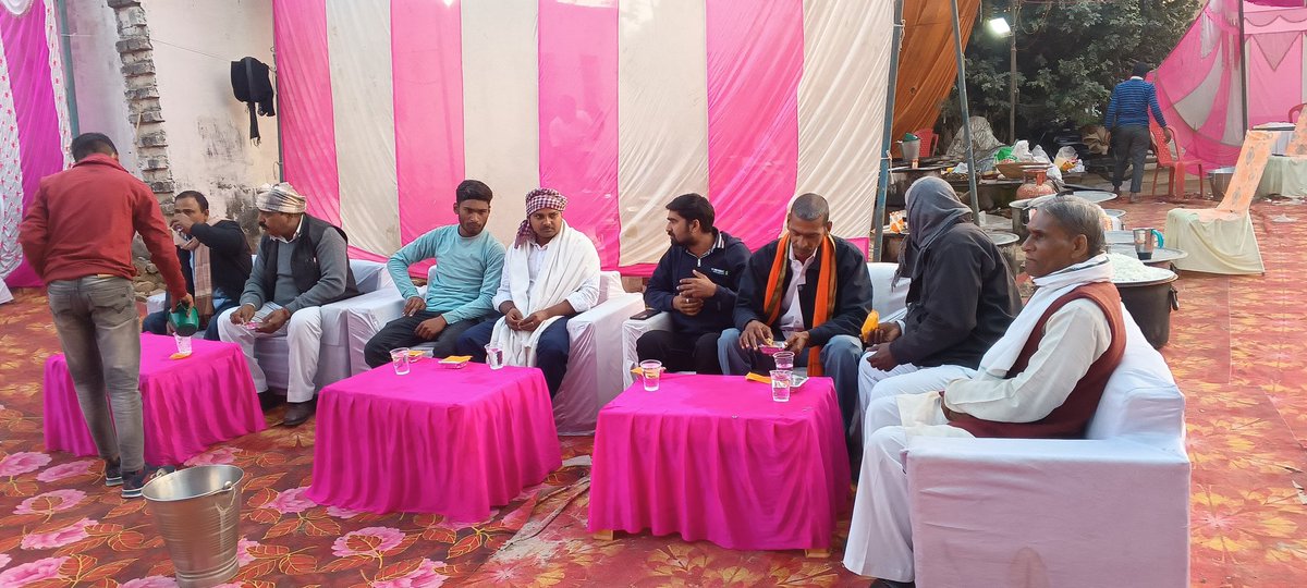 Deepak_Sanyas's tweet photo. आज मेजा विधानसभा क्षेत्र के #ग्राम_सभा_ओनौर में 
प्रिय बड़े भाई #अजय_प्रजापति जी के यहां बहन की शादी में सम्मिलित होकर शुभकामनाएँ प्रेषित किया ।

बहन के उज्जवल दाम्पत्य जीवन की मंगलकामनाओं के साथ परिवारजनों से शिष्टाचार भेंट हुई ।

#yuvashakti 
#संपर्क_सम्भावना 
#YuvaMorcha https://t.co/BAmyyWvtpX