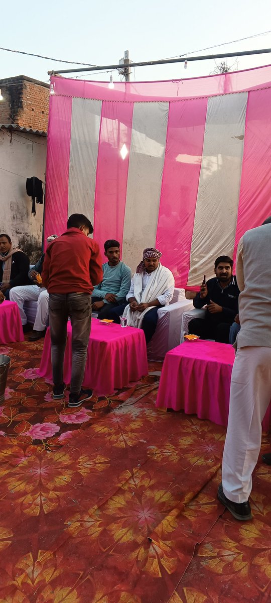 Deepak_Sanyas's tweet photo. आज मेजा विधानसभा क्षेत्र के #ग्राम_सभा_ओनौर में 
प्रिय बड़े भाई #अजय_प्रजापति जी के यहां बहन की शादी में सम्मिलित होकर शुभकामनाएँ प्रेषित किया ।

बहन के उज्जवल दाम्पत्य जीवन की मंगलकामनाओं के साथ परिवारजनों से शिष्टाचार भेंट हुई ।

#yuvashakti 
#संपर्क_सम्भावना 
#YuvaMorcha https://t.co/BAmyyWvtpX