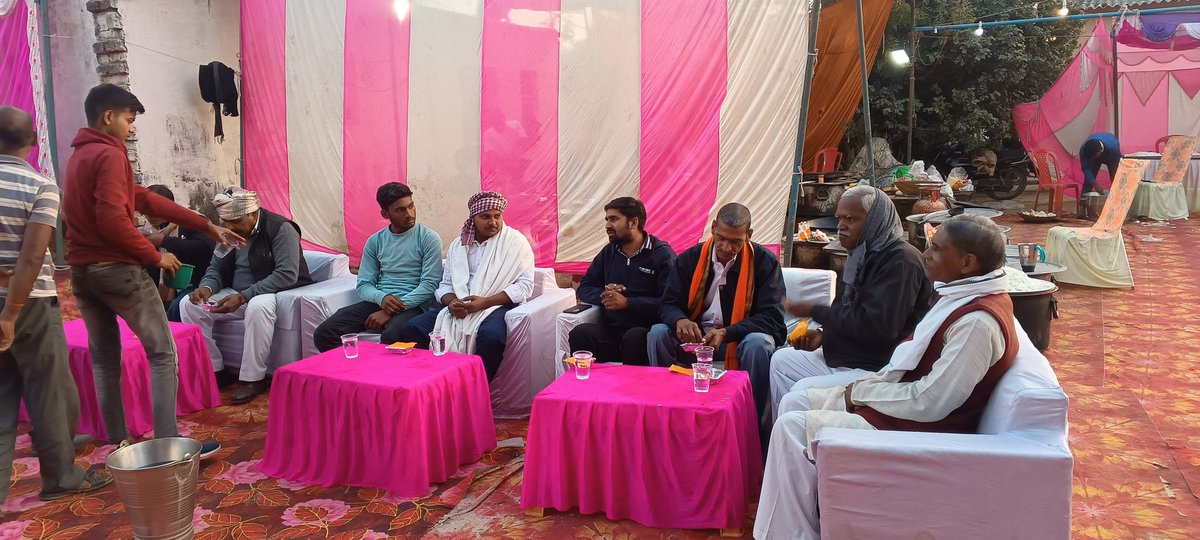 Deepak_Sanyas's tweet photo. आज मेजा विधानसभा क्षेत्र के #ग्राम_सभा_ओनौर में 
प्रिय बड़े भाई #अजय_प्रजापति जी के यहां बहन की शादी में सम्मिलित होकर शुभकामनाएँ प्रेषित किया ।

बहन के उज्जवल दाम्पत्य जीवन की मंगलकामनाओं के साथ परिवारजनों से शिष्टाचार भेंट हुई ।

#yuvashakti 
#संपर्क_सम्भावना 
#YuvaMorcha https://t.co/BAmyyWvtpX