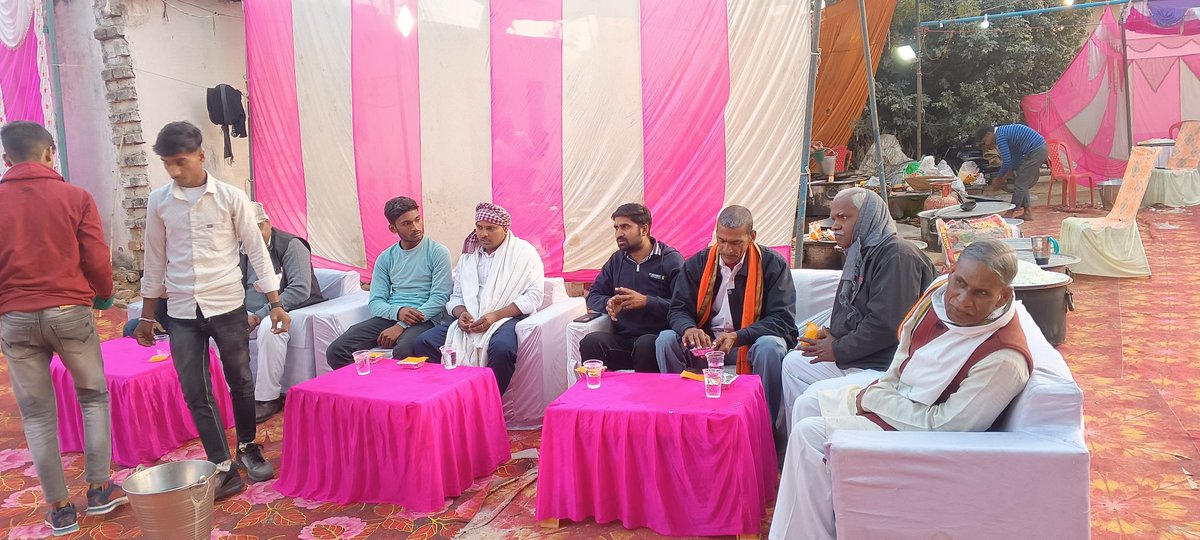 Deepak_Sanyas's tweet photo. आज मेजा विधानसभा क्षेत्र के #ग्राम_सभा_ओनौर में 
प्रिय बड़े भाई #अजय_प्रजापति जी के यहां बहन की शादी में सम्मिलित होकर शुभकामनाएँ प्रेषित किया ।

बहन के उज्जवल दाम्पत्य जीवन की मंगलकामनाओं के साथ परिवारजनों से शिष्टाचार भेंट हुई ।

#yuvashakti 
#संपर्क_सम्भावना 
#YuvaMorcha https://t.co/BAmyyWvtpX