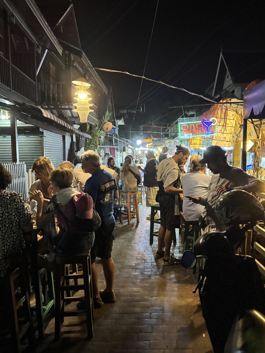 bbaitiger's tweet image. 화려한 네온사인 대신 은은한 등불이 길을 밝히는 루앙프라방의 밤.

시간이 멈춘 듯한 이 도시의 밤거리를 걷다 보면, 내가 속해 있던 세상의 속도가 얼마나 무의미했는지 깨닫게 된다. 낡은 벽돌담 너머로 흐르는 메콩강의 숨소리와 이름 모를 풀벌레 소리가 뒤섞인 공기는 차분하고도 묵직하다.…