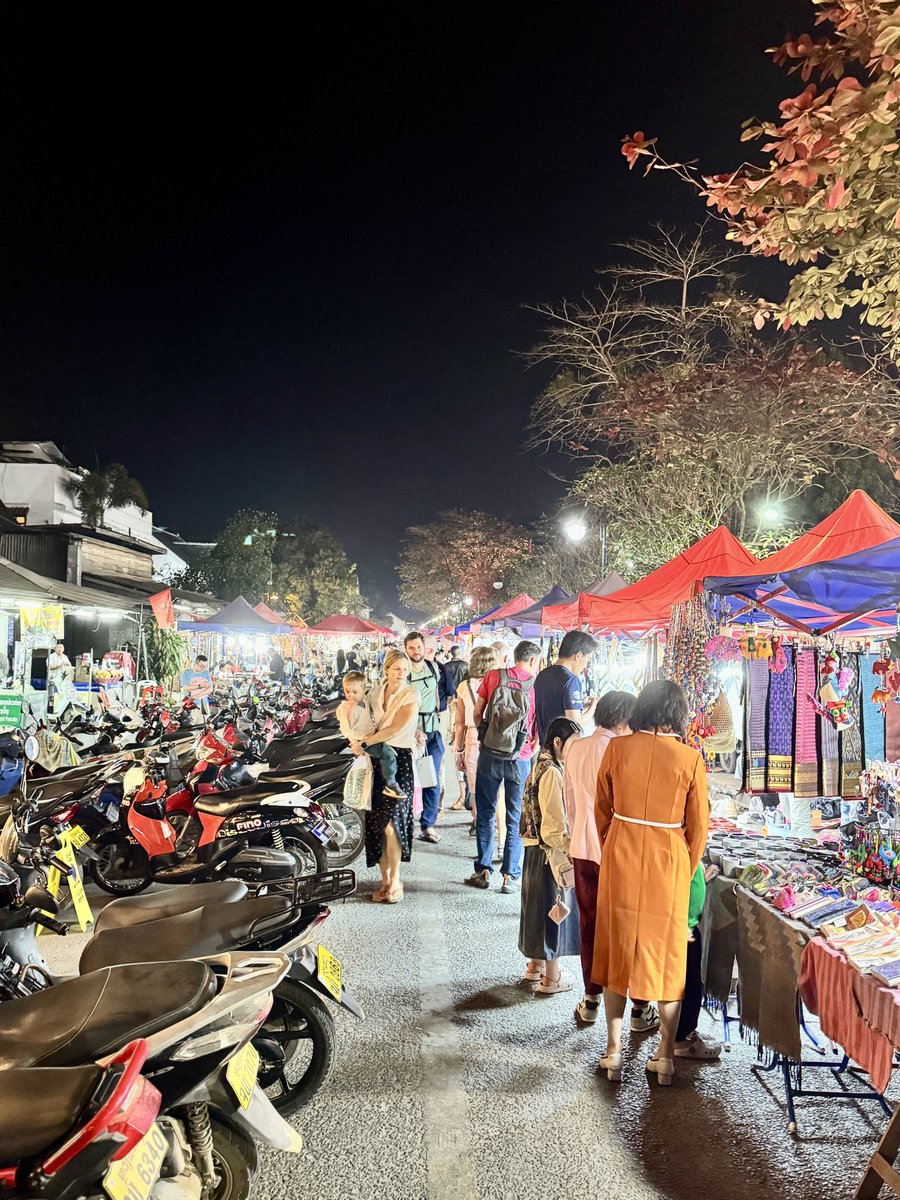 bbaitiger's tweet image. 화려한 네온사인 대신 은은한 등불이 길을 밝히는 루앙프라방의 밤.

시간이 멈춘 듯한 이 도시의 밤거리를 걷다 보면, 내가 속해 있던 세상의 속도가 얼마나 무의미했는지 깨닫게 된다. 낡은 벽돌담 너머로 흐르는 메콩강의 숨소리와 이름 모를 풀벌레 소리가 뒤섞인 공기는 차분하고도 묵직하다.…