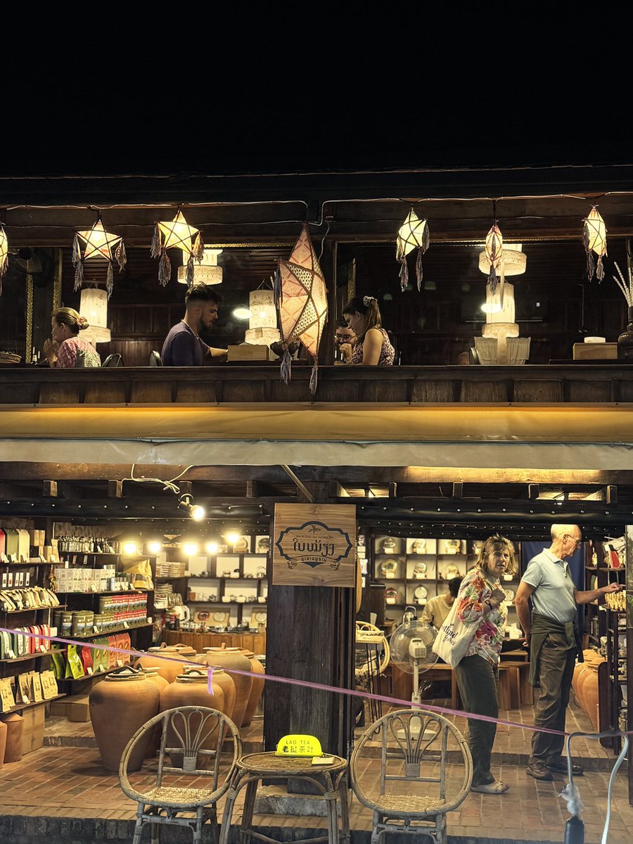 bbaitiger's tweet image. 화려한 네온사인 대신 은은한 등불이 길을 밝히는 루앙프라방의 밤.

시간이 멈춘 듯한 이 도시의 밤거리를 걷다 보면, 내가 속해 있던 세상의 속도가 얼마나 무의미했는지 깨닫게 된다. 낡은 벽돌담 너머로 흐르는 메콩강의 숨소리와 이름 모를 풀벌레 소리가 뒤섞인 공기는 차분하고도 묵직하다.…