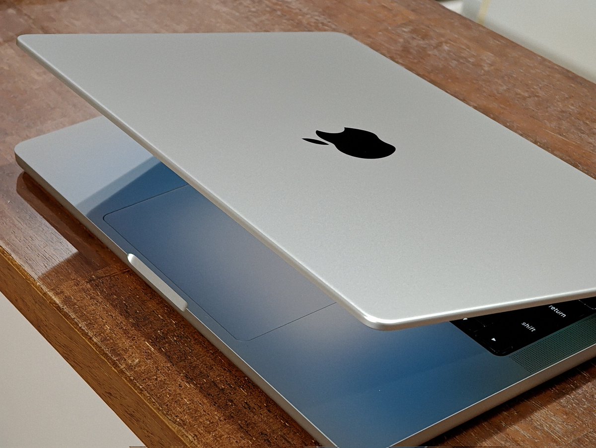 MacBook Pro 14インチ（M5）、開封した。シルバー久しぶり、やっぱりいいね