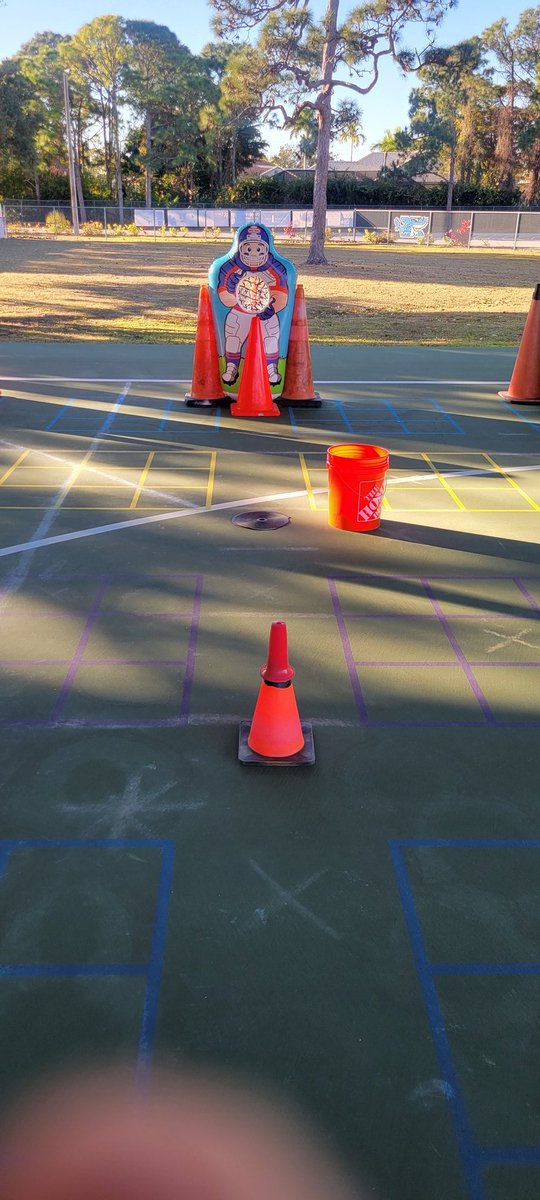 PEatNPE's tweet photo. Super Sunday = Super Bowl Stations this past week @NPESharks! 🏈  1. Inflatable Throwing Targets 2. Running Back Relays Agility Run 3. Pass for Points 4. Fowling (aka Football Bowling)  @collierschools https://t.co/Z5QdmpXNiB