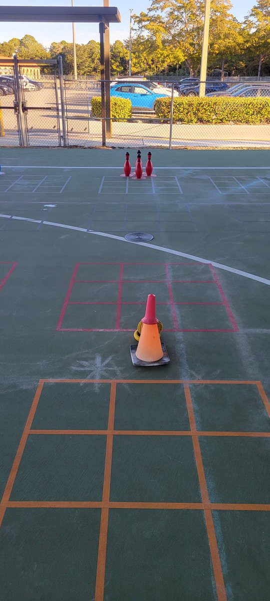 PEatNPE's tweet photo. Super Sunday = Super Bowl Stations this past week @NPESharks! 🏈  1. Inflatable Throwing Targets 2. Running Back Relays Agility Run 3. Pass for Points 4. Fowling (aka Football Bowling)  @collierschools https://t.co/Z5QdmpXNiB