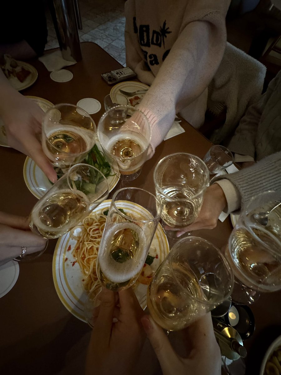 신년회 했습니다 ( ｡･_･｡)人(｡･_･｡ )
게임해서 UK 굿즈도 나눠가졌습니다
어디서든 건강하고 돈 많이 벌길..,