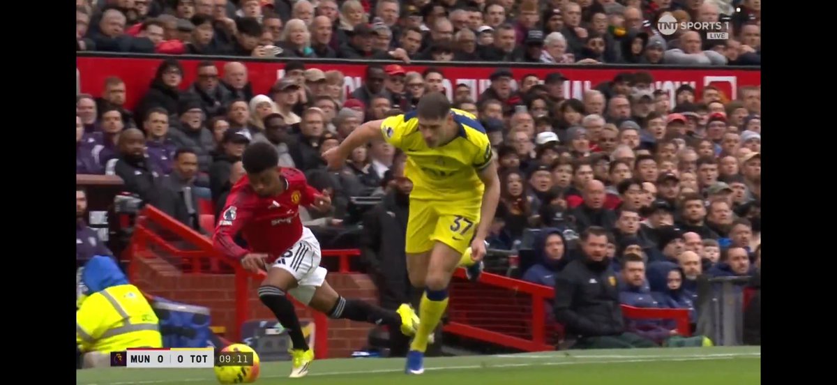 deepzbond's tweet photo. Look at the sheer size of this guy!! Micky van de veen!!
I mean hats off to Amad to even go for a 1v1 against him. 👏🏻💪

#MUNTOT #PremierLeague https://t.co/qiNyoZdHDU