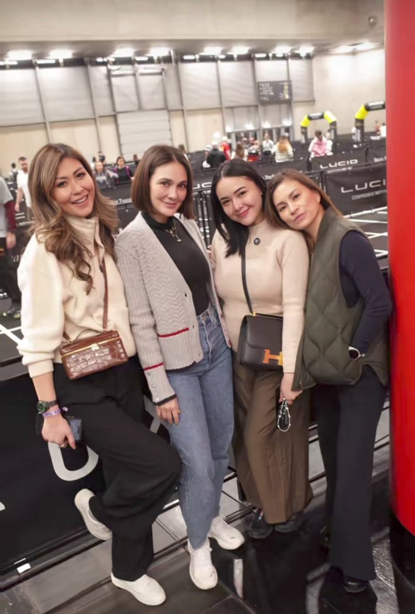 lostturtleee_'s tweet photo. Happy nya akuuuuh huhu makasih ya Ken udah ajakin Manda ke Vienna, happy aku liat dia bergaul wkwkwk https://t.co/FbKyPrOiEc