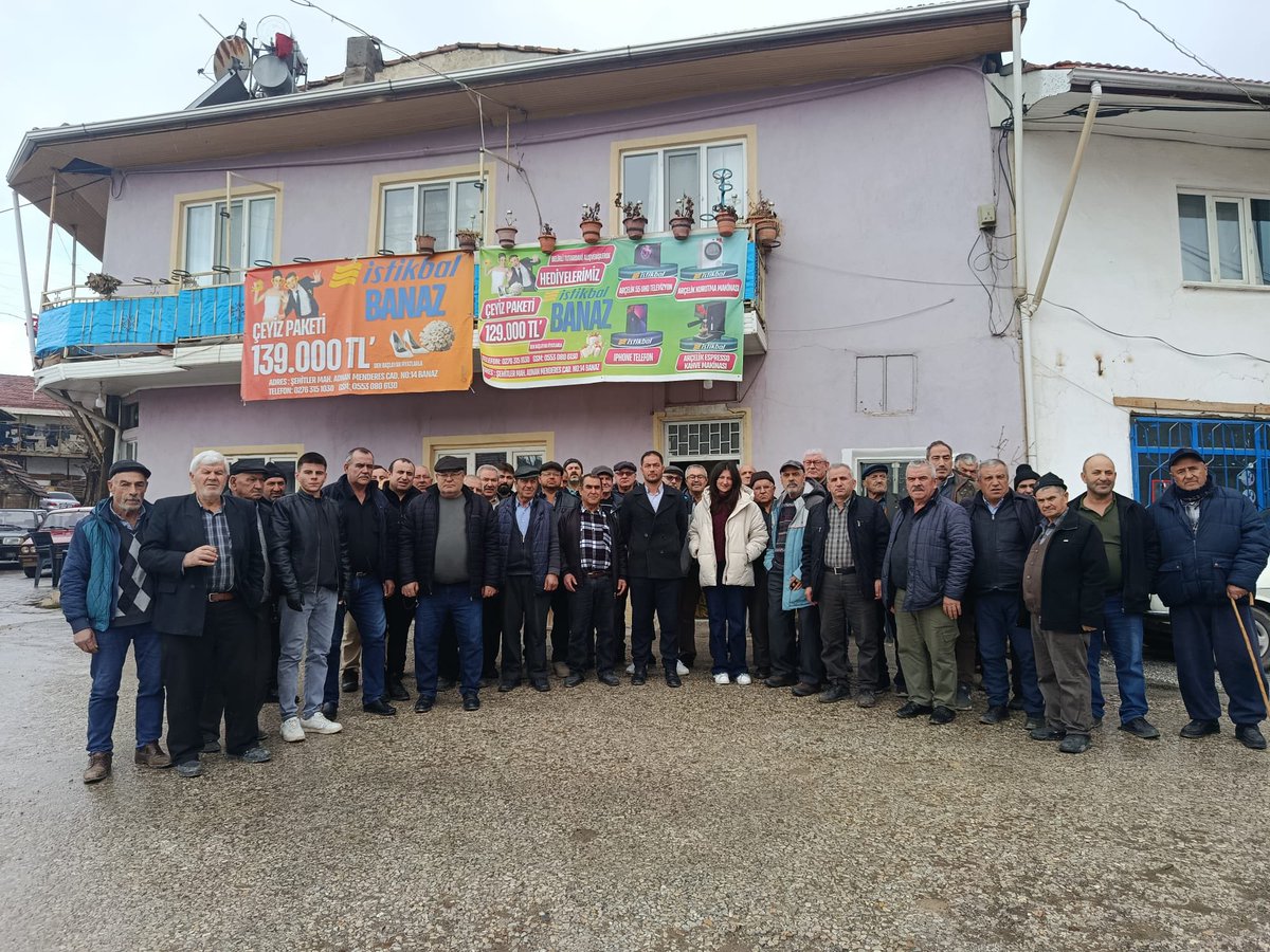 SolEkoloji's tweet photo. Uşak Banaz Bahadır köyünde maden dayatmasına karşı yapılan halk toplantısında, yöre halkı ile omuz omuzayız. Toprağını, suyunu, yaşamını savunan; doğasına sahip çıkan köylülerin yanındayız. Bu topraklar şirketlere değil, halka aittir. 🍃
#Banaz #MadeneHayır https://t.co/vmytfwIWHq