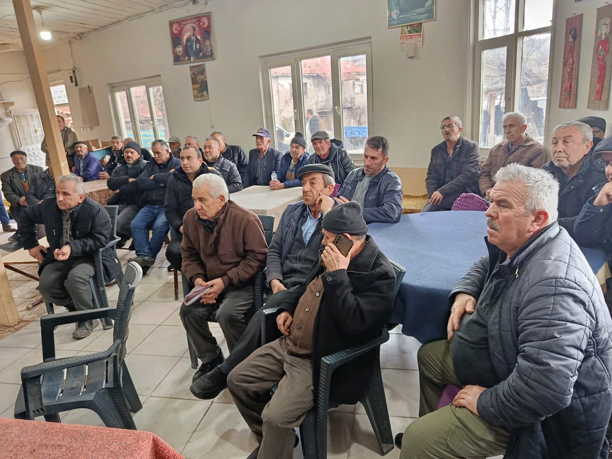 SolEkoloji's tweet photo. Uşak Banaz Bahadır köyünde maden dayatmasına karşı yapılan halk toplantısında, yöre halkı ile omuz omuzayız. Toprağını, suyunu, yaşamını savunan; doğasına sahip çıkan köylülerin yanındayız. Bu topraklar şirketlere değil, halka aittir. 🍃
#Banaz #MadeneHayır https://t.co/vmytfwIWHq