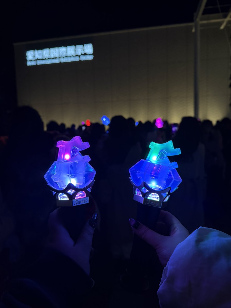 SixTONES_32's tweet photo. 参戦したライブの中で自分史上1番近くで6人全員を拝めた😭
慎太郎は確定ファンサくれないけど目が合ったって信じてるよ‼️
ライブ行くたびにSixTONESが大好きだと改めて思う🫶🏻
自分の席は銀テは飛んでこなかったけど優しいスト担から貰えて感謝しかない🥲💖
最高に幸せな空間だった💫 https://t.co/vgZwDcTKf0