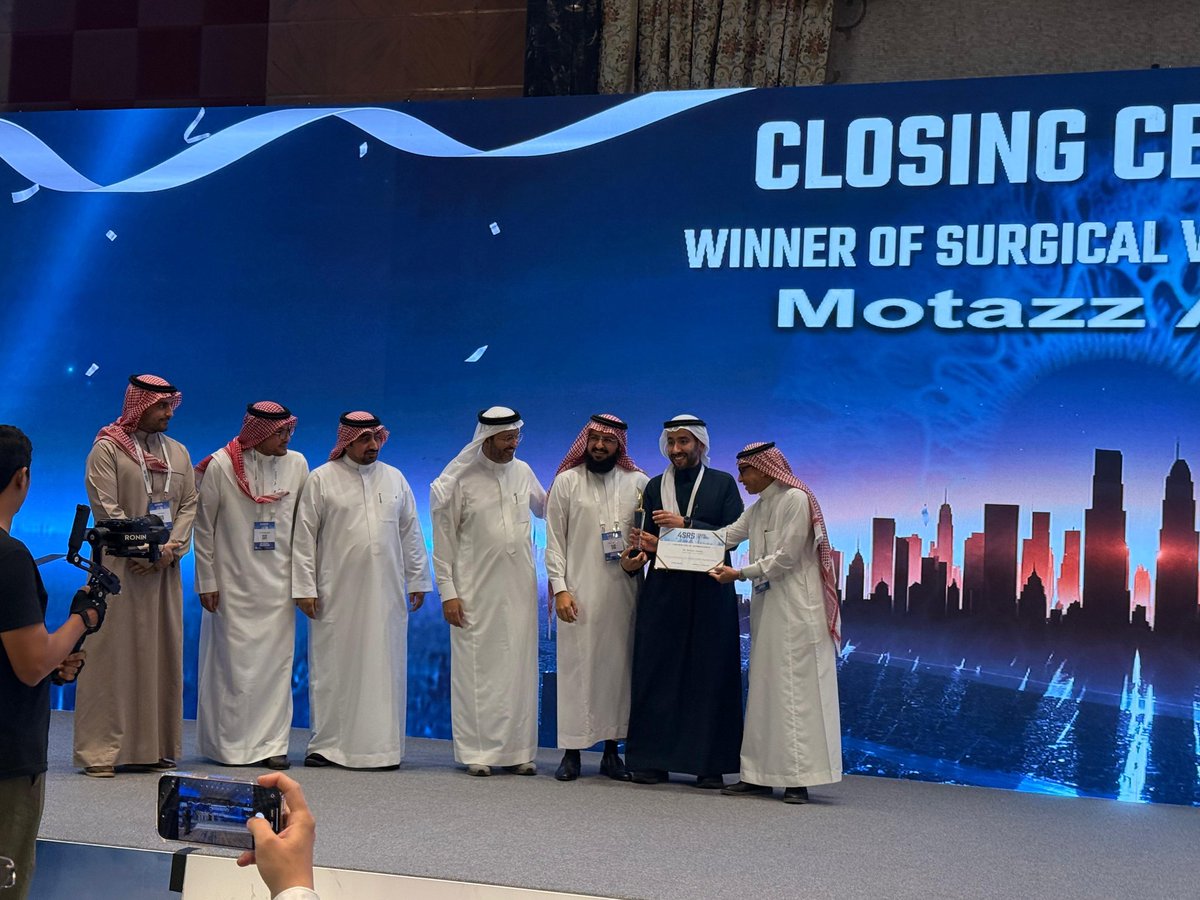 ما شاء الله الله يبارك فيك حبيبي معتز ، إنجاز 🇸🇦عظيم أن يكون لدينا طبيب سعودي موهوب ومتفانٍ مثل الدكتور معتز العرفج، الذي يُعد مصدر فخر للعائلة والوطن والمجتمع الطبي بأسره. العملية التي قام بها في شبكية العين تُظهر تميزًا وحرفية عالية في التعامل مع الحالات الدقيقة والمعقدة، مثل