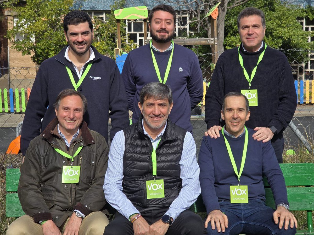 VOX_Chamartin's tweet photo. Representantes de @VOX_Chamartin junto con @JavierPGallardo @_JulianVictoria en las Elecciones de Aragón ayudando a nuestros compañeros de @aragonvox @voxzaragozaoficial 

#8F #EleccionesAragon #chamartín #VOXMadrid #VOXZaragoza.

#sentidocomún https://t.co/wxNMSDYwgs