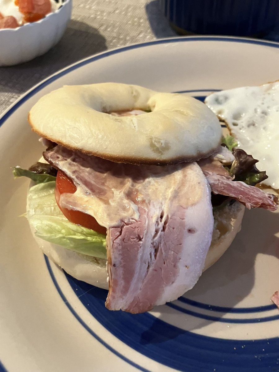 み！た！！
そして今朝の朝ごはんはこれでした🥯🥪
