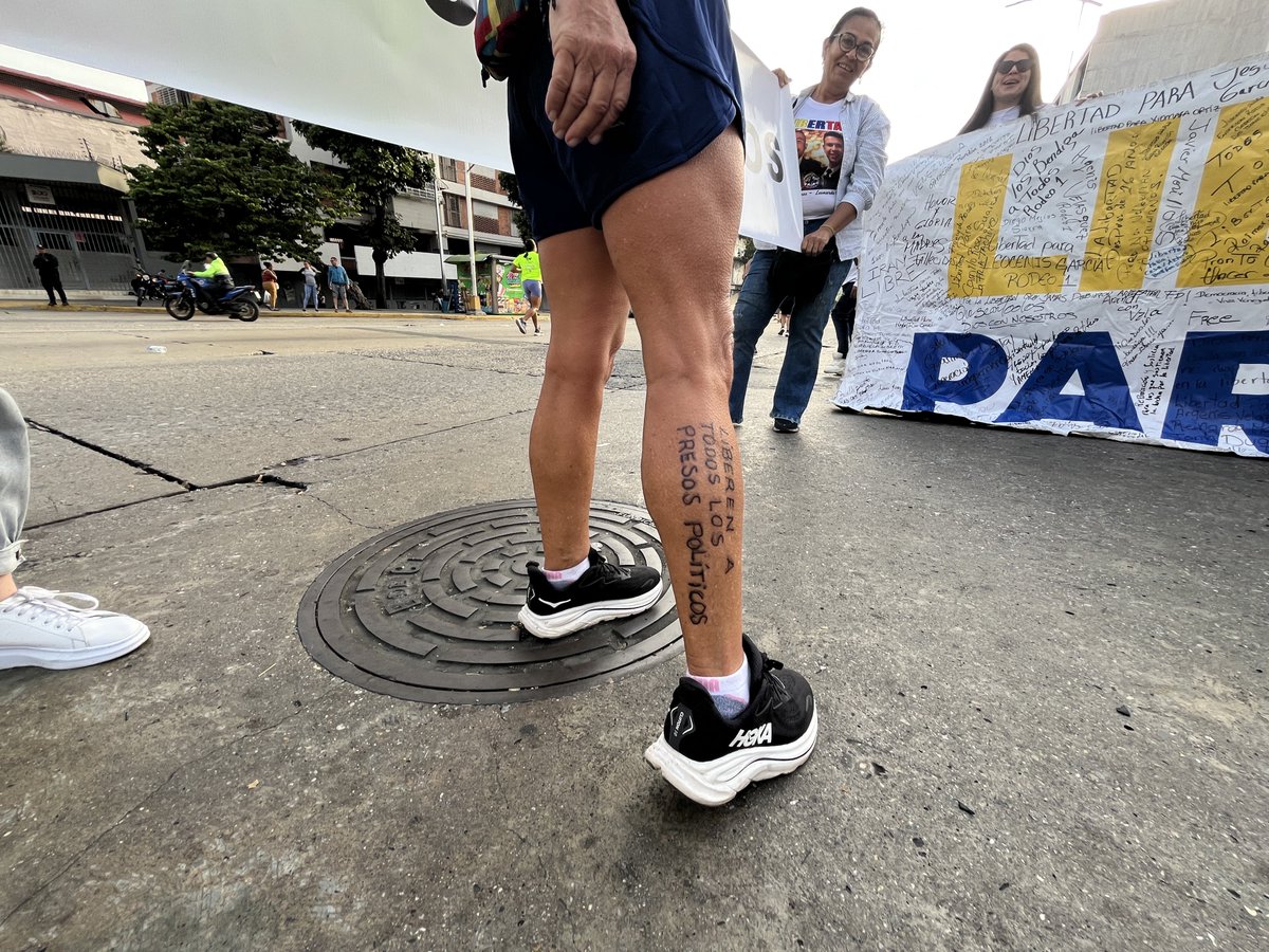 clippve's tweet image. MARATÓN CAF | Familiares de presos políticos despliegan pancartas exigiendo libertad para todos

Familiares de presos políticos desplegaron pancartas con mensajes de libertad para todos los presos políticos y #QueSeanTodos a la altura de El Helicoide, por donde transitan los…