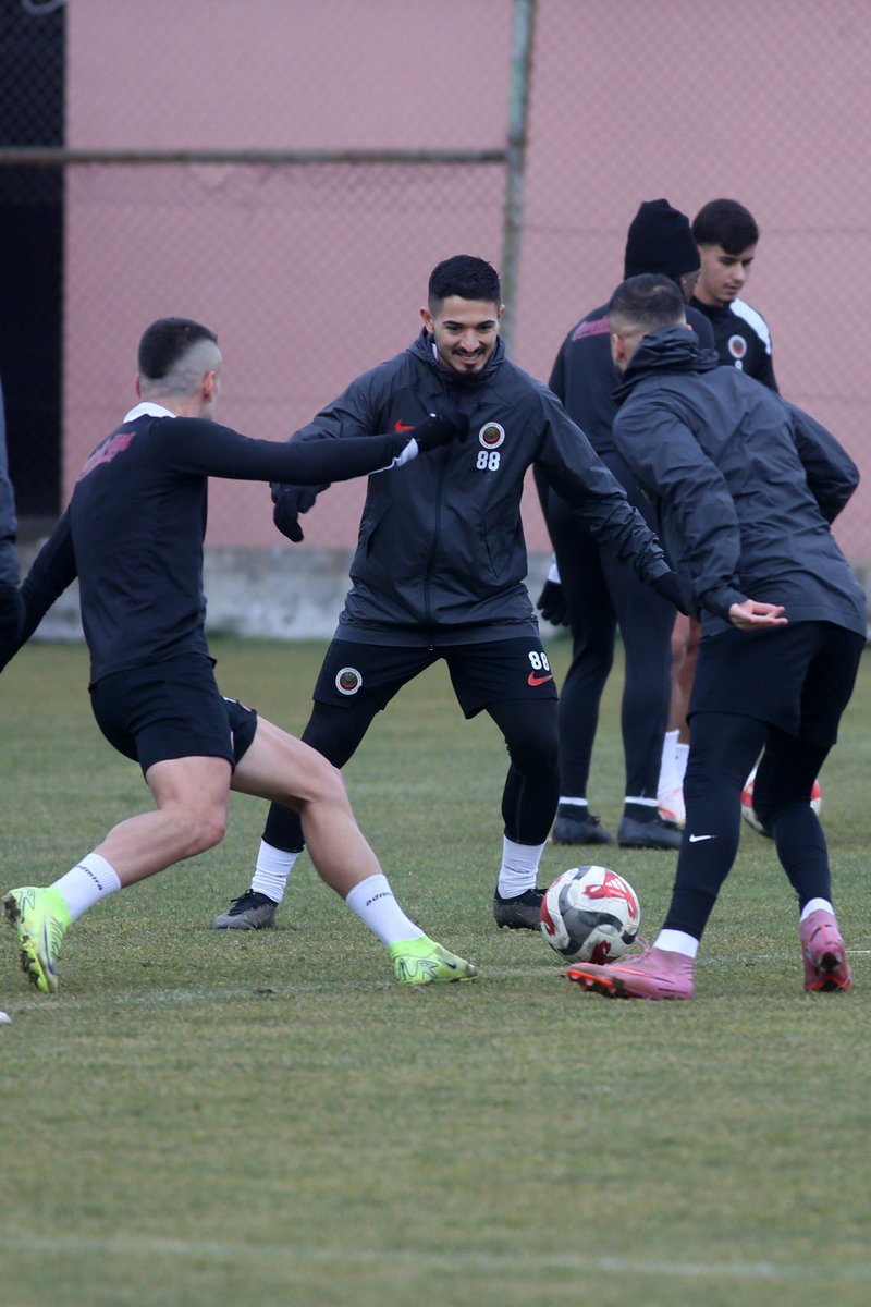 kirmizikara's tweet image. Ekibimiz, Fenerbahçe Maçının Hazırlıklarını Tamamladı

Fenerbahçe ile yarın (Pazartesi) deplasmanda karşılaşacak olan kırmızı-karalarımız bu maçın hazırlıklarını tamamladı. 

Trendyol Süper Lig’in 21. haftasında yarın (Pazartesi) deplasmanda Fenerbahçe’nin konuğu olacak ekibimiz,…