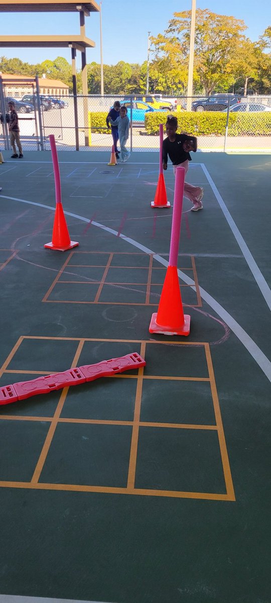 PEatNPE's tweet photo. Students @NPESharks enjoyed our Super Bowl Station Running Back Agility Run this past week! 🏈💯 @collierschools https://t.co/TnOAcvFk0o