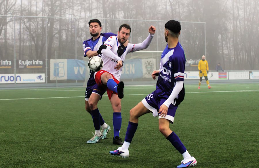 Stadjers eindigen ongelijke strijd met acht man... Zie eemsmondsport.nl/corenos-doet-p… (foto: ©Marcel Monden).