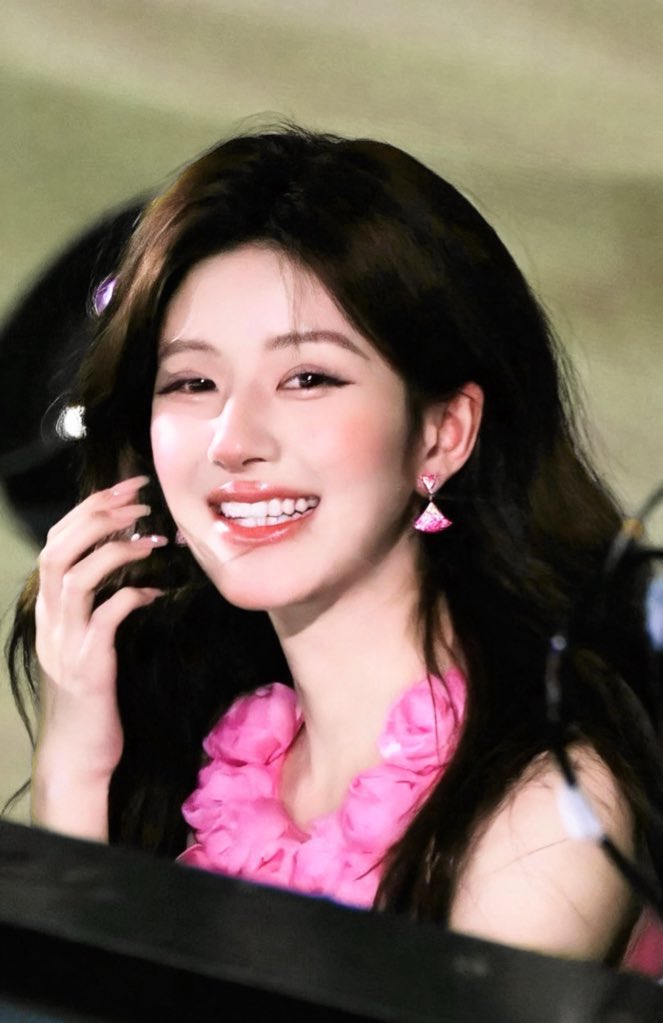 Summary &amp; #ZhaoLusi updates from today’s comedy Variety show recording:

• New songs coming soon
• Recording this VS lasted two days
• Sang “Don’t Wanna Know” twice
• She laughed a lot, it was very funny
• Greeted fans and even squatted down to say hi during the break