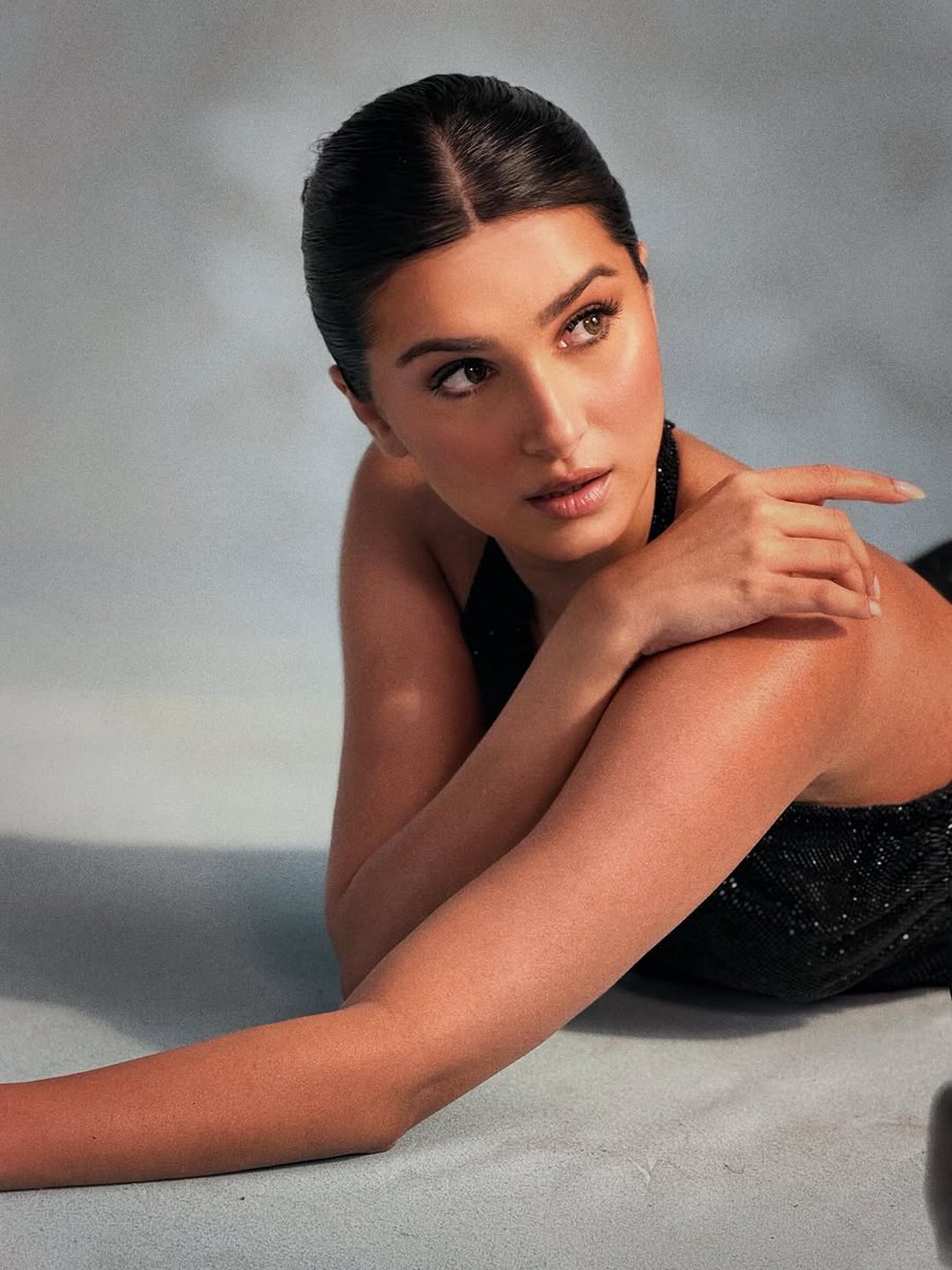 DelhiTimesTweet's tweet image. #TaraSutaria drops a sleek, soft-glam moment proving once again that less really is more🔥✌

#minimalism #lessismore #naturalmakeup