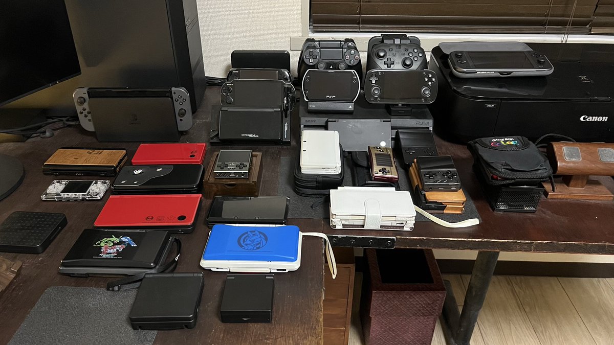 kojikogi's tweet photo. 自分の携帯機の数がいよいよえらい事になってきた…！

青春を過ごしたものまで全て宝物です✨

dsだけは実機で…！と渋ってましたがMagicX Zero 40はやはりささりまくりで結局買ってしまった…楽しみ✨ https://t.co/vK3cm4uhx2