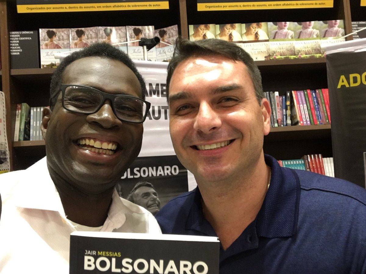 ale_sblack's tweet photo. ☀️ BOM DIA, REAÇALAND! Excelente domingo a todos.  

Realmente é MEU AMIGO FLÁVIO @FlavioBolsonaro 

🗣️ Mudei para a praia qdo meu irmão faleceu de infarto em 2014.

Em janeiro de 2015, tocou meu celular. Prefixo 061. Entranhei. Era o PR @jairbolsonaro. Não tava acreditando e ele: “sou eu mesmo, seu babaca, não acredita?” E deu a famosa risada. Conversamos. Desliguei. Pensei: como ele descobriu meu número?

Meu cel tocou de novo e era o MEU AMIGO FLÁVIO  rindo da minha cara por causa da surpresa. 

O MEU AMIGO FLÁVIO mostrou o vídeo abaixo e o PRJB pediu pra que me ligasse na hora. 

MEU AMIGO FLÁVIO 2026 🫡