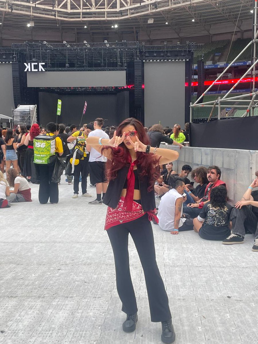 cherryredjyuu's tweet photo. imagine a banda da sua vida voltar dos mortos E vc ver o show deles no seu país✨️🌹 https://t.co/Nx7UZWuOn1