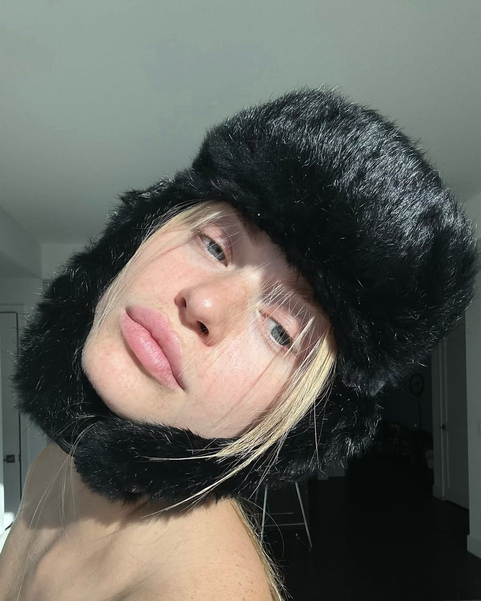 dudka__181's tweet photo. that's my mom's hat from 90s https://t.co/E0l5hejz64