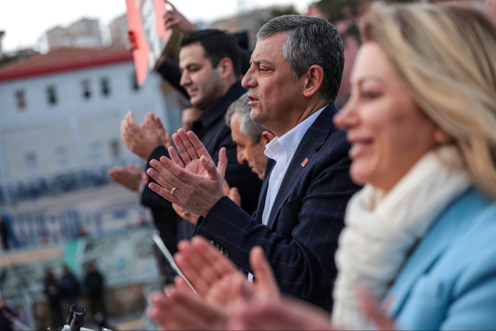 Bu yol, şeref zafer yolu.🇹🇷

87 mitingde milyonlarla tek yürek olduk, halkın egemenliğini hiçe sayanlara karşı Cumhuriyetin sarsılmaz kalesi olduk.

Genel Başkanımız Özgür Özel ile omuz omuza, Anadolu’nun her karış toprağında umudu ilmek ilmek örüyoruz.

İlk korkuda dönenlerin,