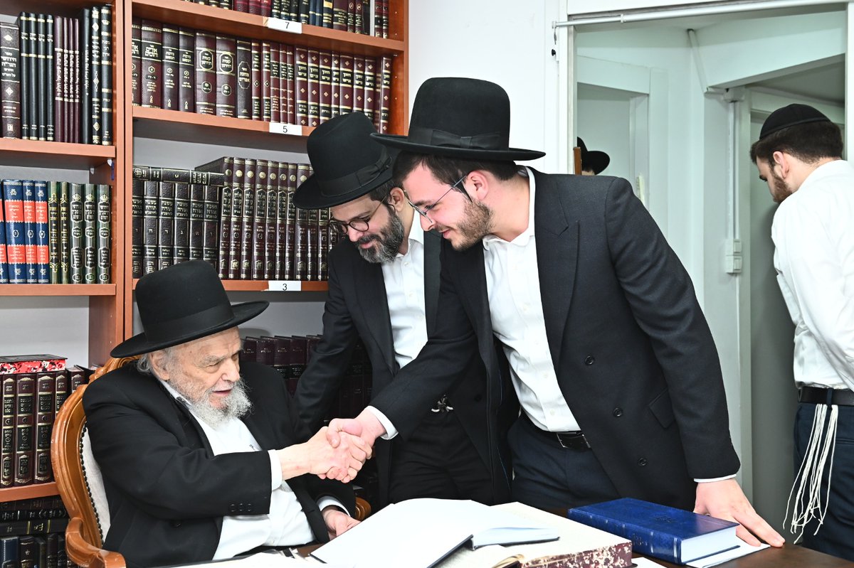 moshe_nayes's tweet photo. רשכבה"ג רבינו ראש הישיבה הגרמ"ה הירש מברך בחום את הרב אריה קנייבסקי יו"ר 'ארחות יושר' ובנו החתן החשוב יעקב ישראל קנייבסקי לקראת שמחת החתונה שתיערך השבוע בבני ברק (צילום: שוקי לרר) https://t.co/hnSv1a1oSg