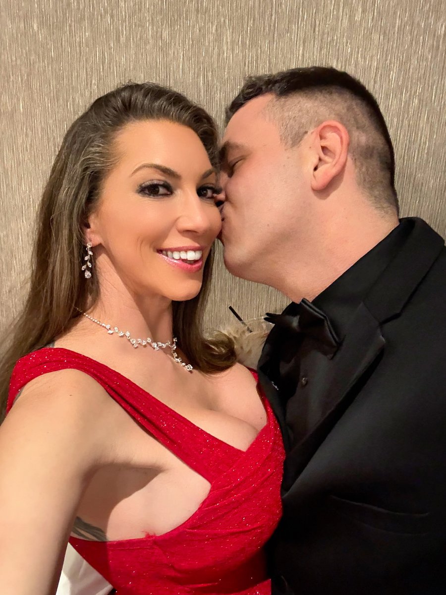 JohnnyPlows's tweet image. When you run into @Lady_LorReign at the @avnawards @AVNMediaNetwork those eyes🔥