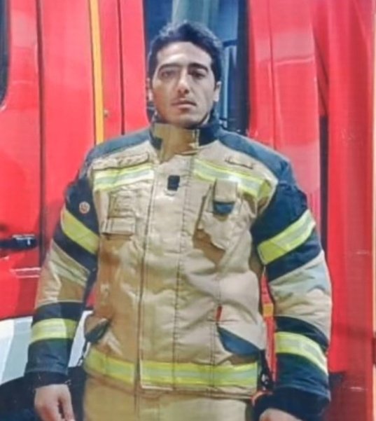 Sssccpp's tweet photo. آتش‌نشانی که لباسش بوی شجاعت میداد. با تیر جنگی به گردنش شلیک کردند و ۱۹ دی جانش را گرفتند. با شرف‌ها را به یاد آر 🖤
#میثم_کاظمی
#IranMassacre https://t.co/r6wHOFLEJ7