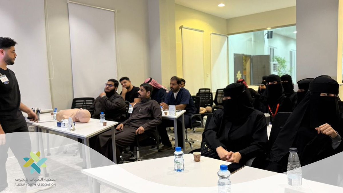 #تغطية | 📸

تنفيذاً لتوجيهات صاحب السمو الملكي الأمير فيصل بن نواف بن عبدالعزيز أمير منطقة #الجوف – حفظه الله – وضمن مبادرة #التطوع_الاحترافي ، أقامت #جمعية_الشباب_بالجوف ورشة عمل "الإسعافات الأولية" قدمها المدرب مشعل السهو في مقر الجمعية.