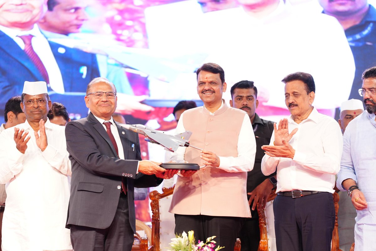 CMOMaharashtra's tweet photo. 🔸Bhoomipujan of the construction and expansion of the new integrated terminal building of Ojhar Airport at the hands of CM Devendra Fadnavis (Main Event).
Minister Girish Mahajan, Minister Narhari Zirwal, Minister ShivendraSinh Raje Bhonsle, and other dignitaries were present.

🔸मुख्यमंत्री देवेंद्र फडणवीस यांच्या हस्ते ओझर विमानतळ नवीन एकात्मिक टर्मिनल इमारत बांधकाम व विस्तारीकरणाचे भूमीपूजन (मुख्य कार्यक्रम). 
यावेळी मंत्री गिरीश महाजन, मंत्री नरहरी झिरवाळ, मंत्री शिवेंद्रसिंहराजे भोसले, व इतर मान्यवर उपस्थित होते.

🔸मुख्यमंत्री देवेंद्र फडणवीस इनके करकमलों से ओझर विमानतल के नए एकीकृत टर्मिनल इमारत निर्माण एवं विस्तार कार्य का भूमिपूजन (मुख्य कार्यक्रम)।
इस अवसर पर मंत्री गिरीष महाजन, मंत्री नरहरी झिरवाल, मंत्री शिवेंद्रसिंहराजे भोसले, एवं अन्य मान्यवर उपस्थित थे।

🕕 6.05pm | 8-2-2026📍Ojhar, Nashik | संध्या. ६.०५ वा. | ८-२-२०२६📍ओझर, नाशिक.

@Dev_Fadnavis @girishdmahajan @Narhari_Zirwal @Shivendraraje11 
#Maharashtra #DevendraFadnavis #OjharAirport