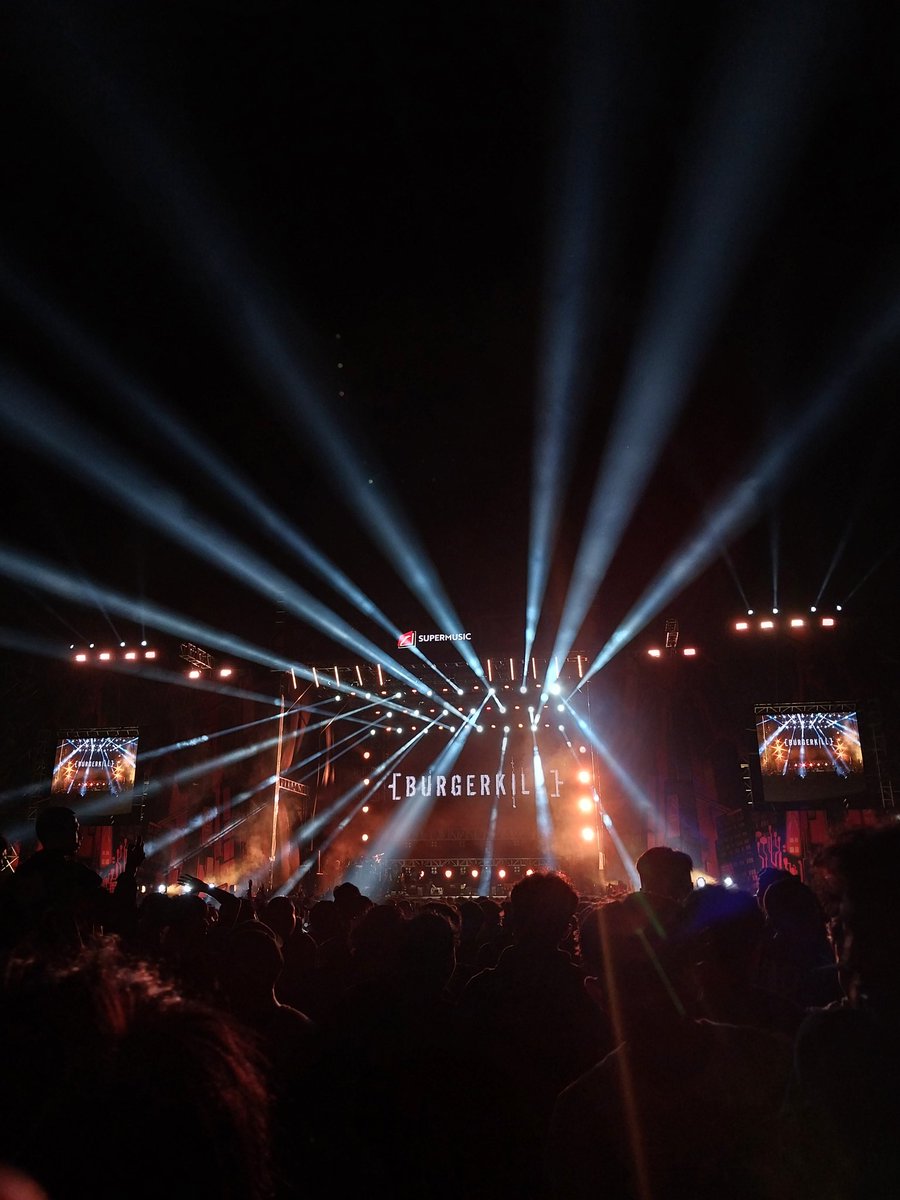 flat white tweet media