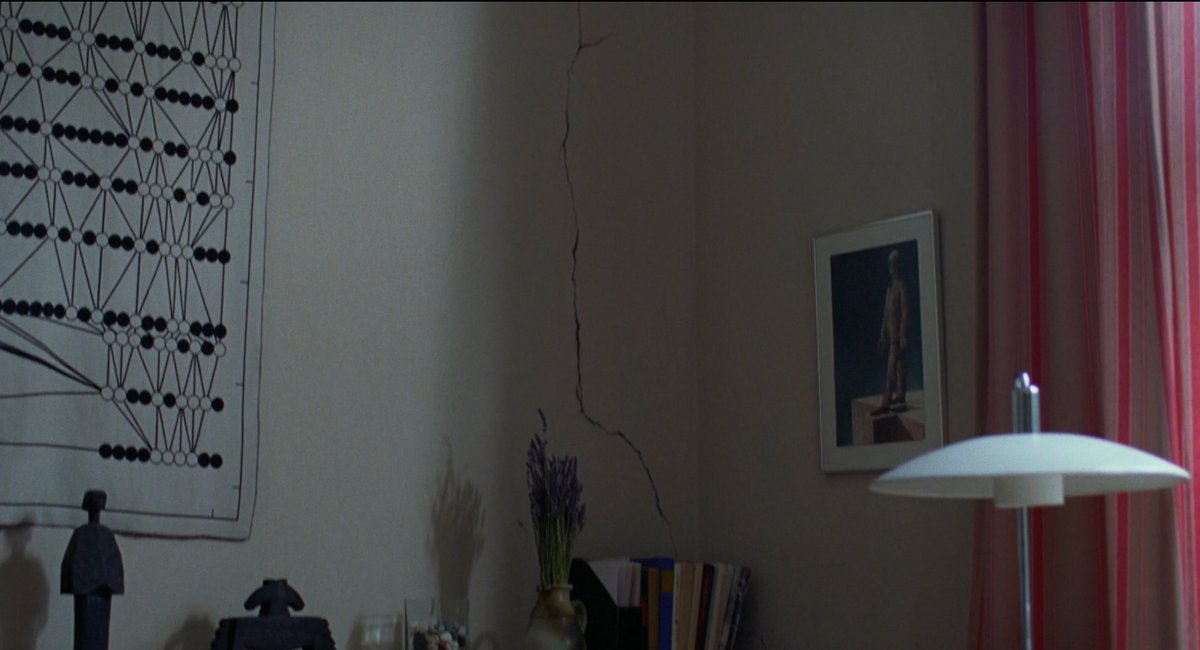 zakfilm's tweet image. I love how the house in Sentimental Value acts as an extension for the Borg family’s hardships. It looks and feels broken, empty and alone in a way that reflects Nora and Gustav’s depression so well. There’s a quietness in their home that speaks volumes to the suffering of both…