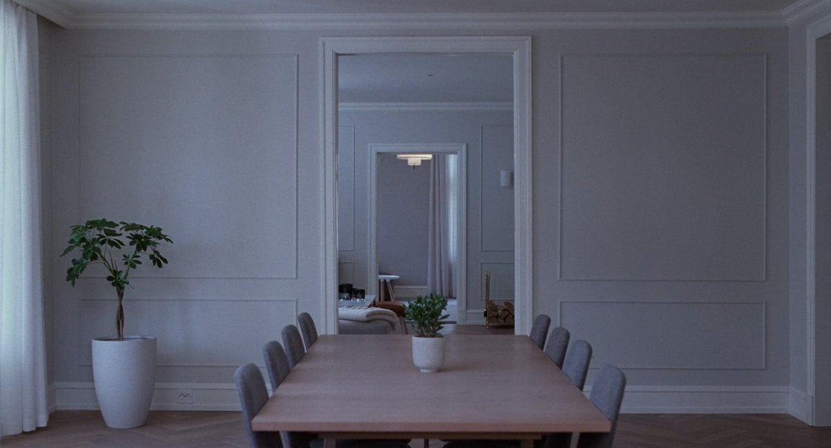 zakfilm's tweet image. I love how the house in Sentimental Value acts as an extension for the Borg family’s hardships. It looks and feels broken, empty and alone in a way that reflects Nora and Gustav’s depression so well. There’s a quietness in their home that speaks volumes to the suffering of both…