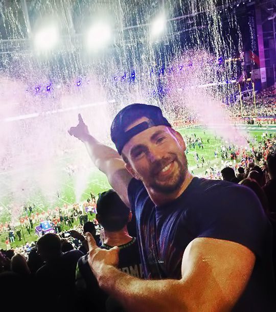 EvansStanFan's tweet photo. Happy #SuperBowl Sunday from an #NFL fan here in the UK! 🏈🏆

Who are we routing for? 
#Patriots 💂🏼‍♂️🔵🔴 or #Seahawks 🦅🔵⚪ 

#chrisevans #steverogers #captainamerica #MarvelRivals #mancrusheveryday #mancrush #NEPatriots #SeattleSeahawks
#SuperBowlLX #SuperBowl2026 https://t.co/7QpbBjuzLq