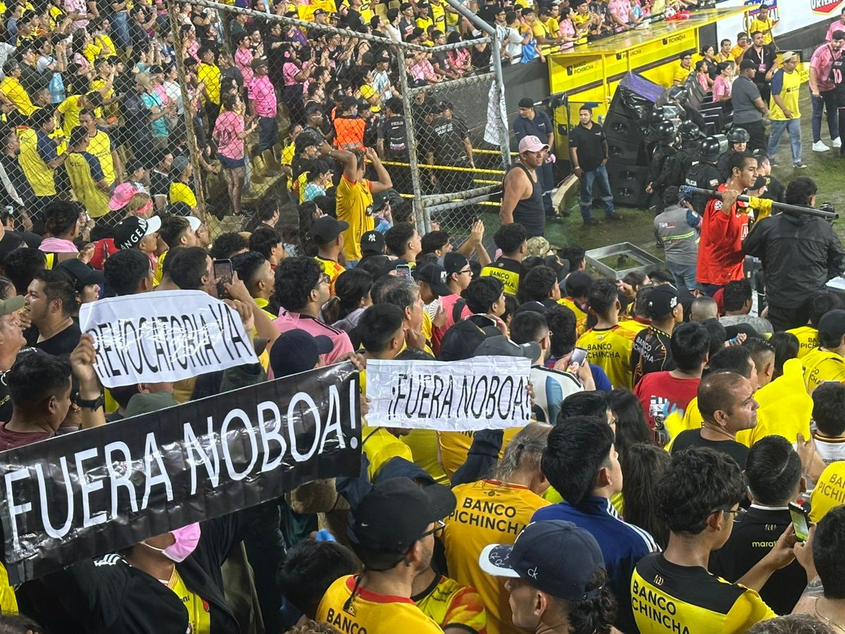 MirkitaOrellana's tweet photo. El sentir popular ya es evidente, en la noche amarilla se pudo observar cientos de carteles pidiendo la revocatoria de Noboa.

Esto es insostenible o lo botamos o se nos traga el país. https://t.co/dTWJ3uIgHu