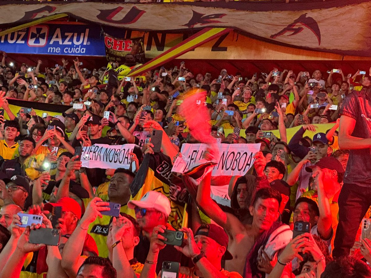 MirkitaOrellana's tweet photo. El sentir popular ya es evidente, en la noche amarilla se pudo observar cientos de carteles pidiendo la revocatoria de Noboa.

Esto es insostenible o lo botamos o se nos traga el país. https://t.co/dTWJ3uIgHu
