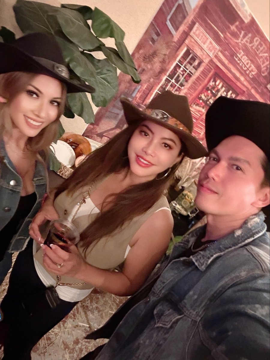 melodyventures's tweet image. 🤠Every venture is a rodeo. 
You don’t wait for perfect conditions , you saddle up and celebrate the  ride.

In business (and in life), the turns, and surprises are part of the journey. #insurance #trusted #legacy #entrepreneurs