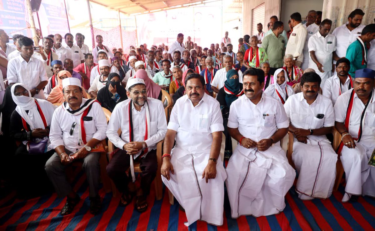 AIADMKITWINGOFL's tweet photo. மாண்புமிகு கழகப் பொதுச்செயலாளர் புரட்சித் தமிழர் @EPSTamilNadu அவர்களை 

திருவாரூர் மாவட்டம், நன்னிலம் சட்டமன்றத் தொகுதி, வலங்கைமான் மேற்கு ஒன்றியத்தைச் சேர்ந்த ஆவூர் ஜமாஅத் முன்னாள் தலைவர் திரு. ஹசன் பசீர் அவர்கள் தலைமையில், 200 இஸ்லாமிய குடும்பத்தினர் நேரில் சந்தித்து, தங்களைக் கழகத்தில் இணைத்துக்கொண்டனர்.