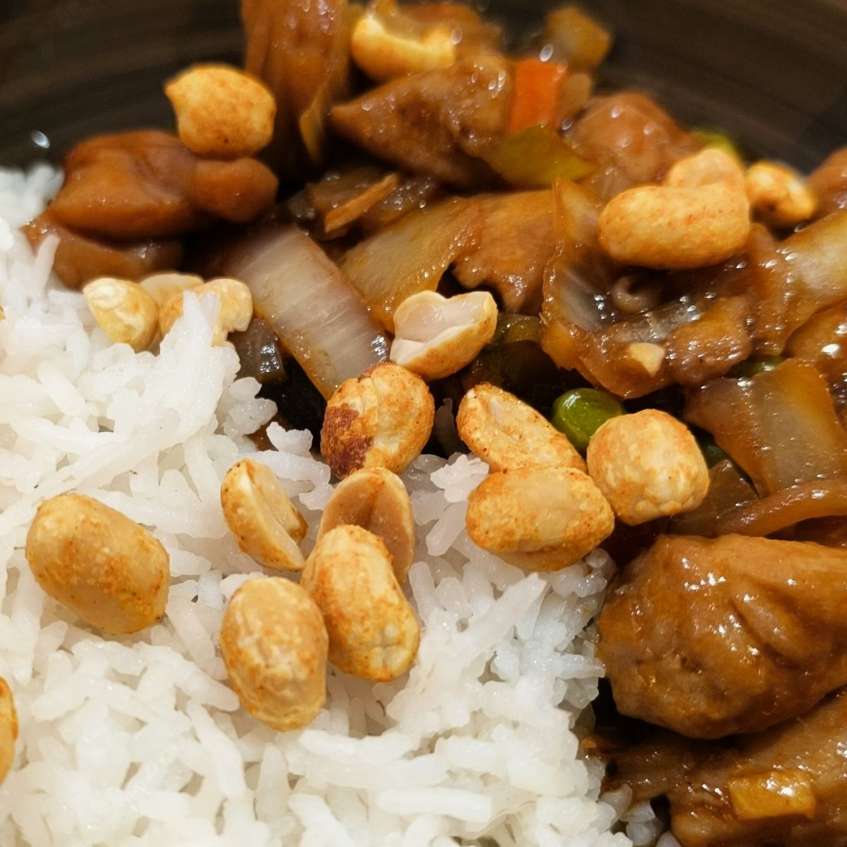 MikeKocht's tweet photo. #China Klassiker, wobei "8" Schätze nicht für die Zahl sondern für "Vielfalt" steht.
Fleisch: Filet vom #Schwein, Keule vom #Hendl ( #Huhn )
Viel Gemüse, #Zwiebel, #Knoblauch, #Ingwer
Dazu #Basmati #Reis und würzig geröstete #Erdnüsse für den "Crunch"
https://t.co/09a8OUGAGh https://t.co/dzu3vOCmYg