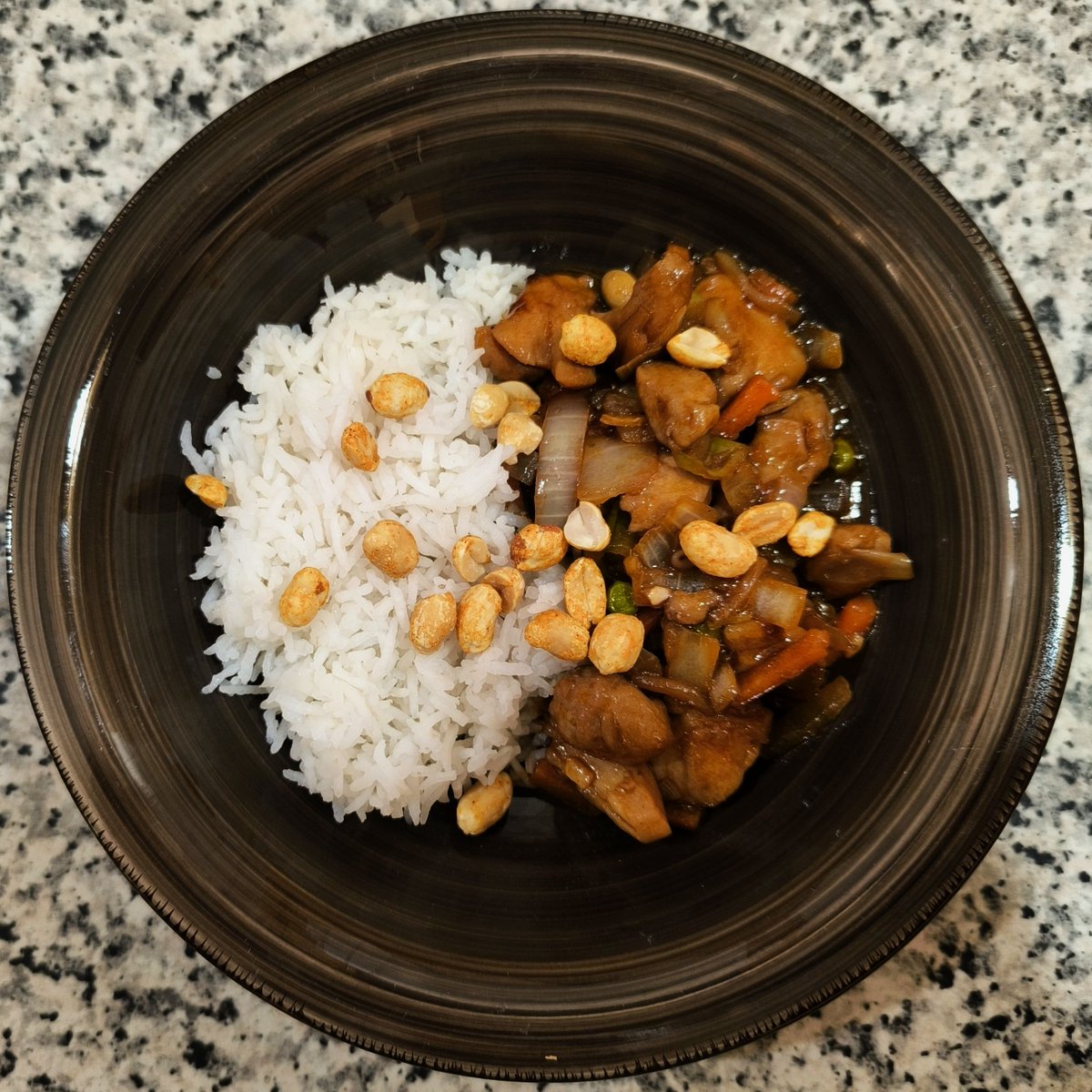 MikeKocht's tweet photo. #China Klassiker, wobei "8" Schätze nicht für die Zahl sondern für "Vielfalt" steht.
Fleisch: Filet vom #Schwein, Keule vom #Hendl ( #Huhn )
Viel Gemüse, #Zwiebel, #Knoblauch, #Ingwer
Dazu #Basmati #Reis und würzig geröstete #Erdnüsse für den "Crunch"
https://t.co/09a8OUGAGh https://t.co/dzu3vOCmYg
