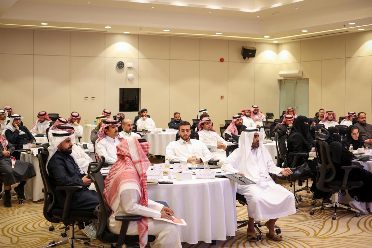 IAinvestacademy's tweet photo. ✨بين فخامةِ المكان وعلوِّ الهمّة.. يُولدُ جيلٌ جديد من حُماةِ الاستدامة. 

تغطية حية ومباشرة لانطلاق برنامج 
"مسؤول حوكمة الشركات". 

قاعة تضج بالكفاءات التي لا ترضى بغير التميز .. ويقود دفّتها باقتدار أ. عبدالله الكبريش.
@kobraish

كل الشكر لشركاء الطموح في القاعة.. معكم تتجاوز الرؤية حدود التوقعات.✨