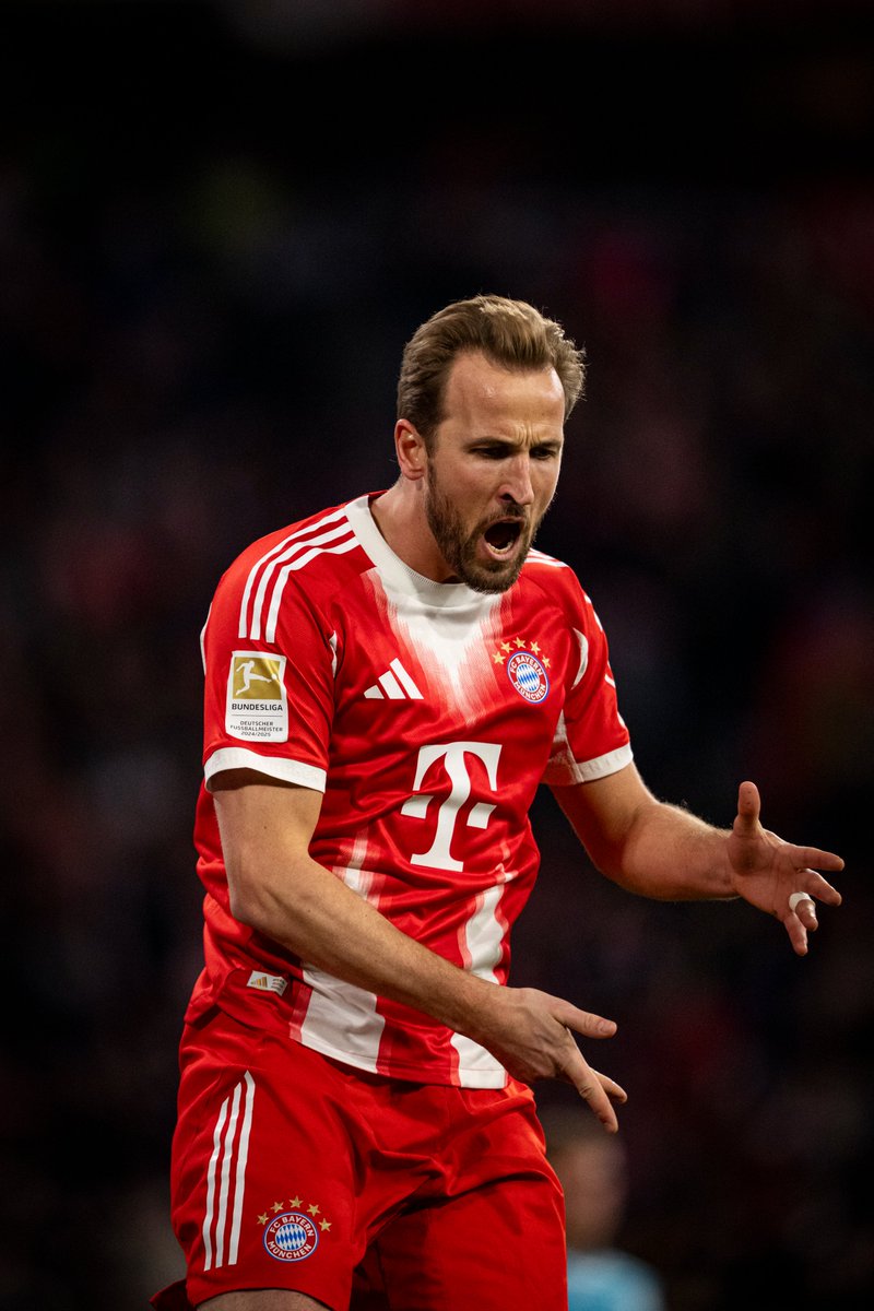 FCBayern's tweet image. 𝙎𝙩𝙖𝙣𝙙𝙞𝙣𝙜 𝙊𝙫𝙖𝙩𝙞𝙤𝙣𝙨 für Harry! 👏👏👏

Jetzt neu für ihn im Spiel: Nicolas Jackson. 👊

🔴 #FCBTSG | 4-1 | 68'